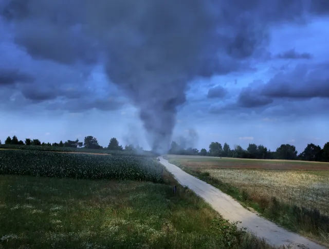 Trąba powietrzna nad Ustroniem Morskim. "Porwało 8 domków holenderskich" [WIDEO]