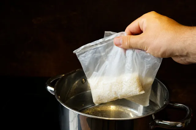 Gotujesz ryż i kaszę w ten sposób? Niszczysz zdrowie i marnujesz pieniądze