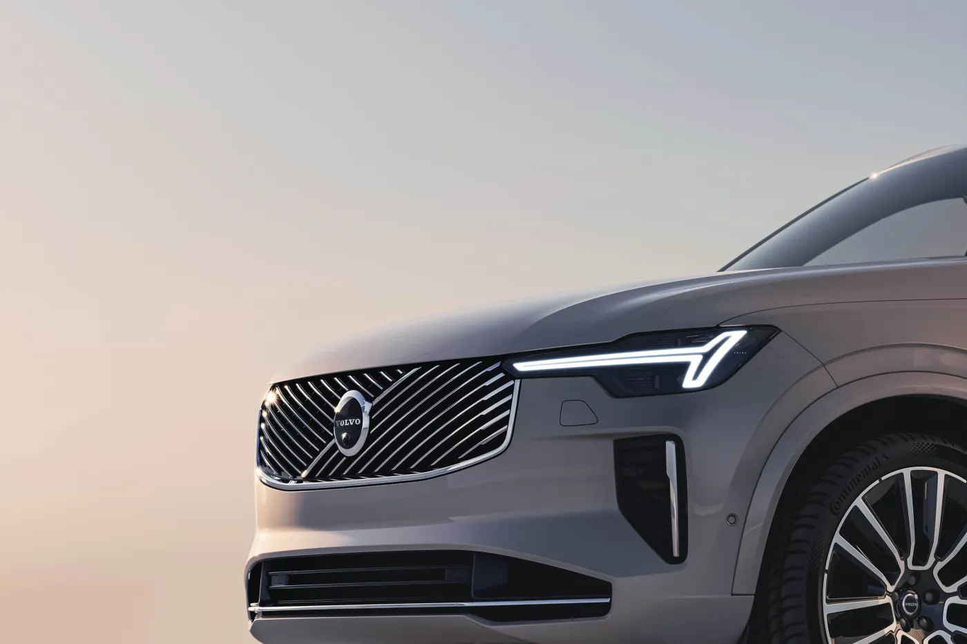 Tak wygląda nowy SUV Volvo. Ma silnik benzynowy i będzie hitem. Cena?