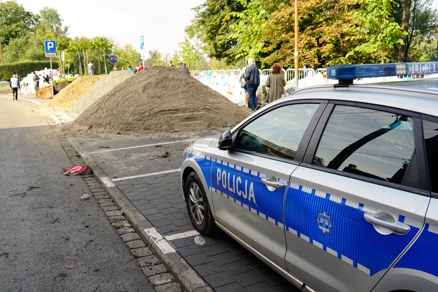 Fałszywe zbiórki, okradziony ratownik, szaber i dezinformacja... RAPORT policji