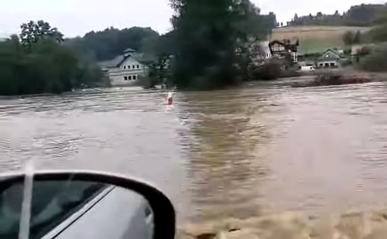 Zakopianka zalana przez powódź błyskawiczną, widok szokuje