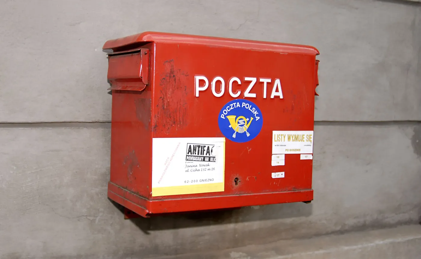 "Nieruchawa, przestarzała, nie nadąża za zmianami". Dla Poczty Polskiej czas biegnie inaczej