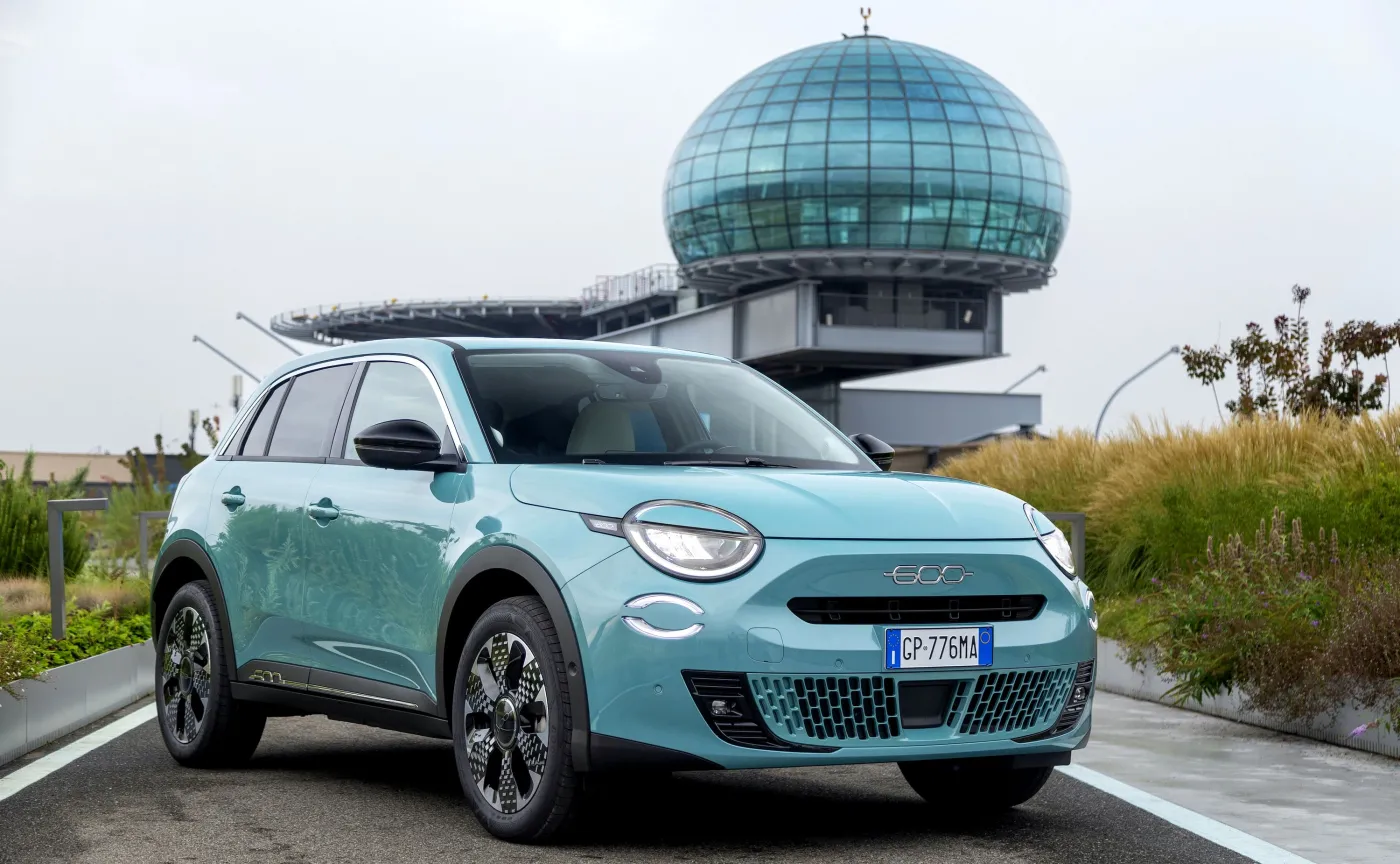 Fiat 600 Hybrid - tu pierwsze skrzypce gra trzycylindrowy silnik 1.2/100 KM wspomagany przez zintegrowany z 6-biegową dwusprzęgłową skrzynią automatyczną 48-woltowy silnik elektryczny ISG o mocy 28 KM. Do tego jest akumulator litowo-jonowy 48V o pojemności 432 Wh