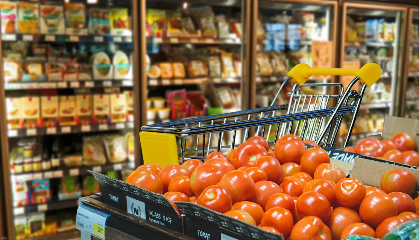 Market Supermarket sklep Niedziela handlowa warzywa pomidory handel sprzedaż
