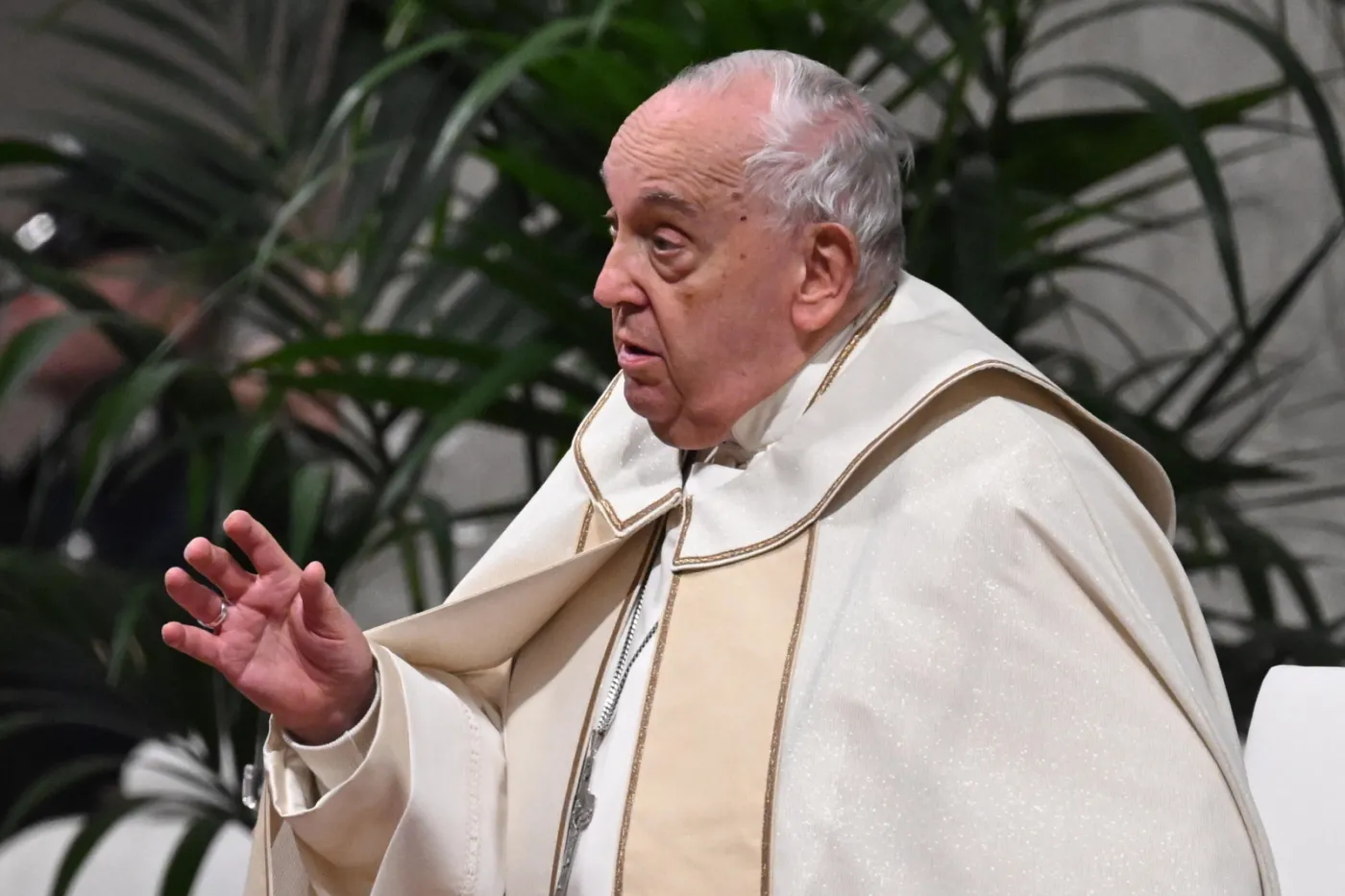 Franciszek zrobi to jako pierwszy papież w historii. Francja poirytowana