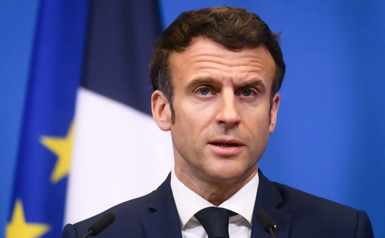 Macron przeprasza za francuski kolonializm. Przestrzega też przed polityką Chin