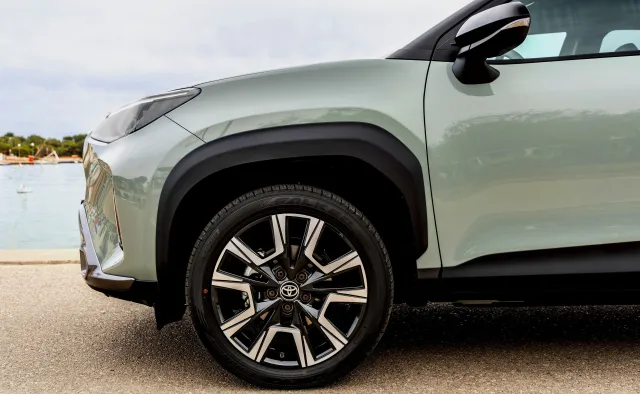 Ma silnik 1.5 i spala 2,73 l na 100 km. Nowa Toyota znika w ciemno. Ile kosztuje?