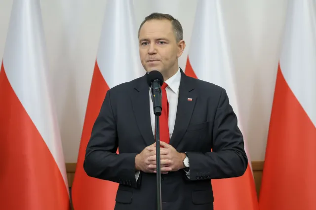 Koszulka Karola Nawrockiego wylicytowana za 110 000 złotych. Prezydent-elekt teraz na aukcję przekaże samochód