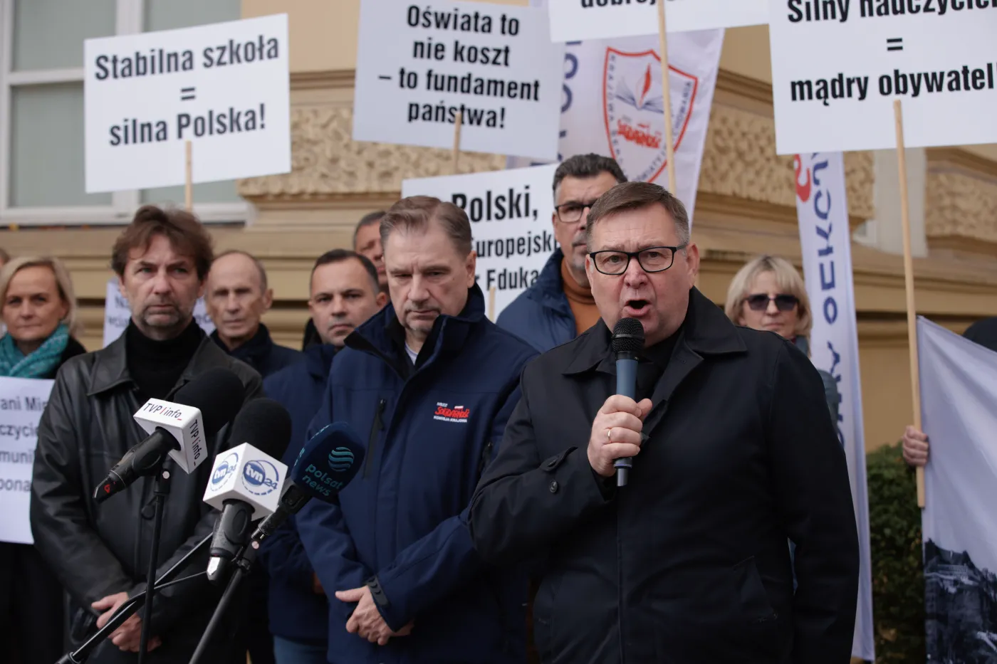Protest nauczycielskiej Solidarnosci przed KPRM