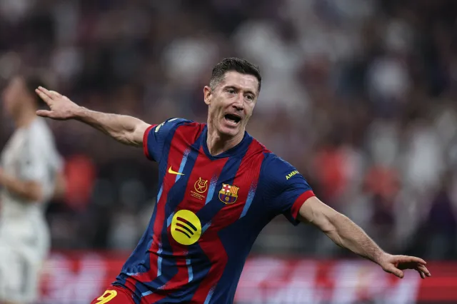 Lewandowski z golem w finale Superpucharu Hiszpanii. Kosmiczna końcówka pierwszej połowy meczu Barcelona - Real Madryt