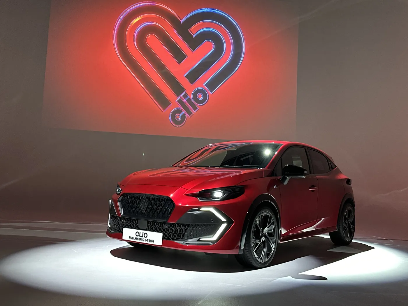 Ma 160 KM i spala 3,9 l na 100 km. Nowe Renault trzęsie rynkiem. Ile kosztuje?