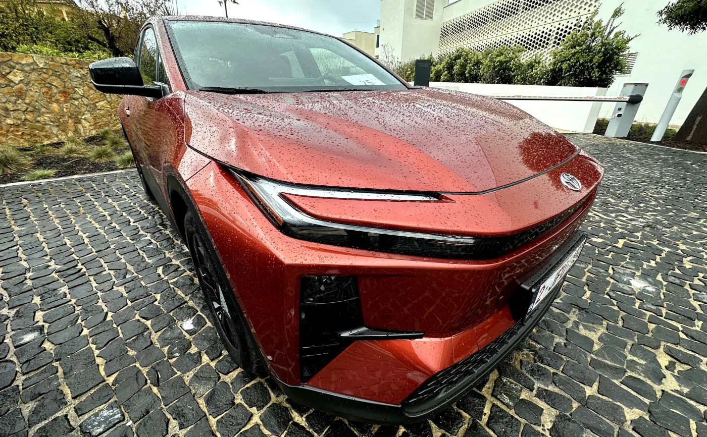 Nowa Toyota wjeżdża do Polski. Jest ładna, szybka i wygodna. Ile kosztuje?