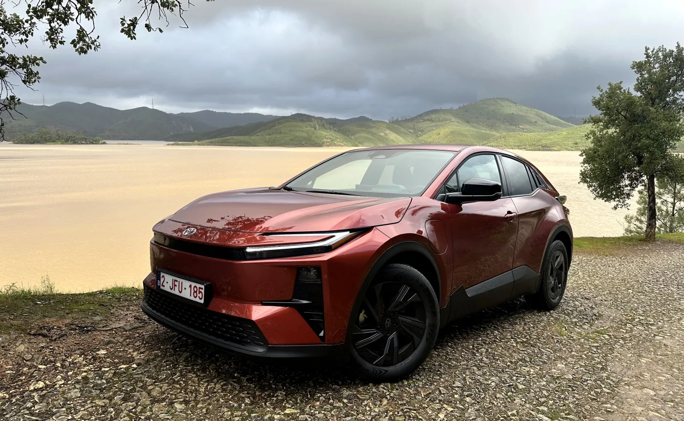 Nowa Toyota C-HR+/Wziąłem miarkę i sprawdziłem nową Toyotę C-HR+. Szczerze? Nie sądziłem, że to napiszę o RAV4