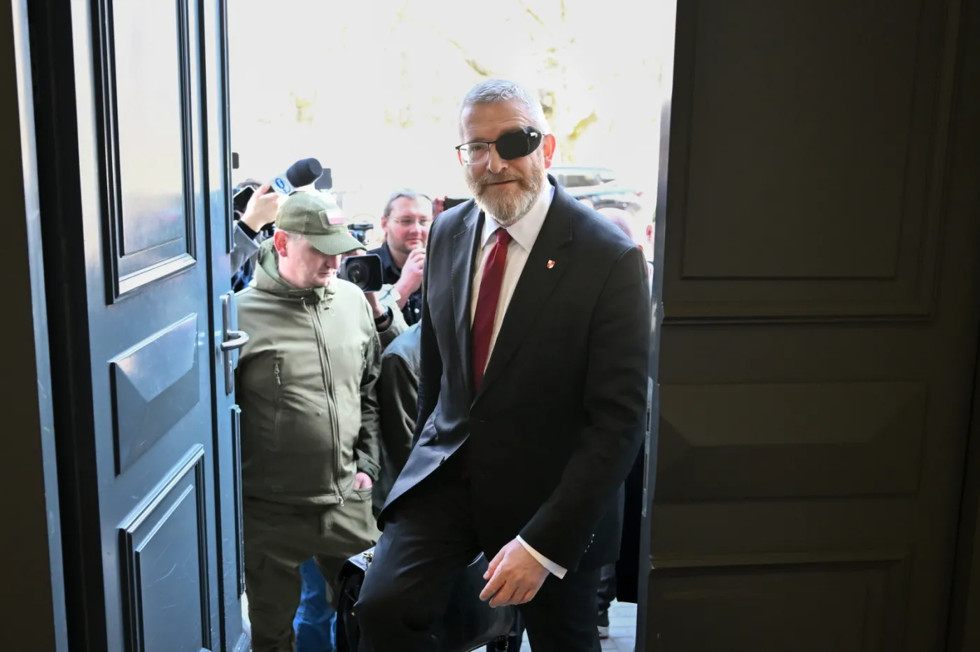 Grzegorz Braun stawił się w prokuraturze. Ma usłyszeć zarzuty