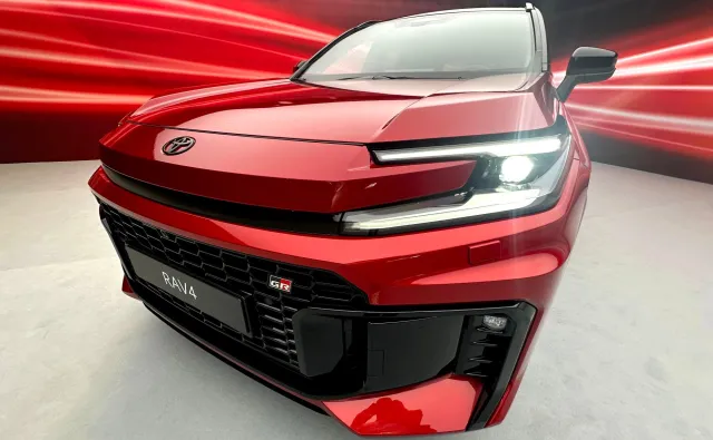 Nowa Toyota znika w ciemno. Jest elegancka, szybka i wygodna. Cena hitem