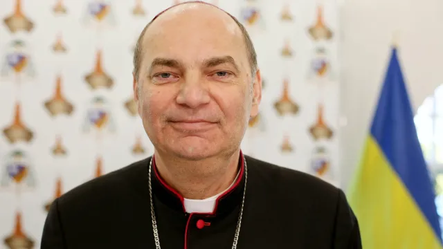 Sowita emerytura, służący i mieszkanie za 420 tys. Burza wokół biskupa