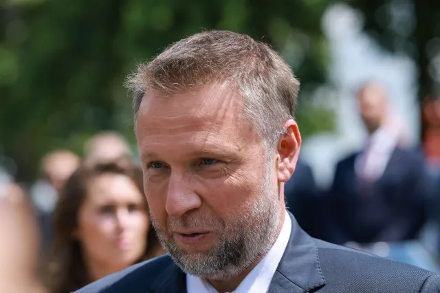 Obrzucał kamieniami siedzibę urzędu skarbowego. Kierwiński reaguje
