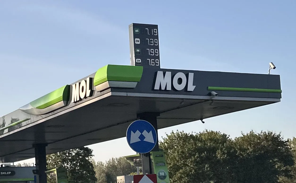 Stacja paliw MOL