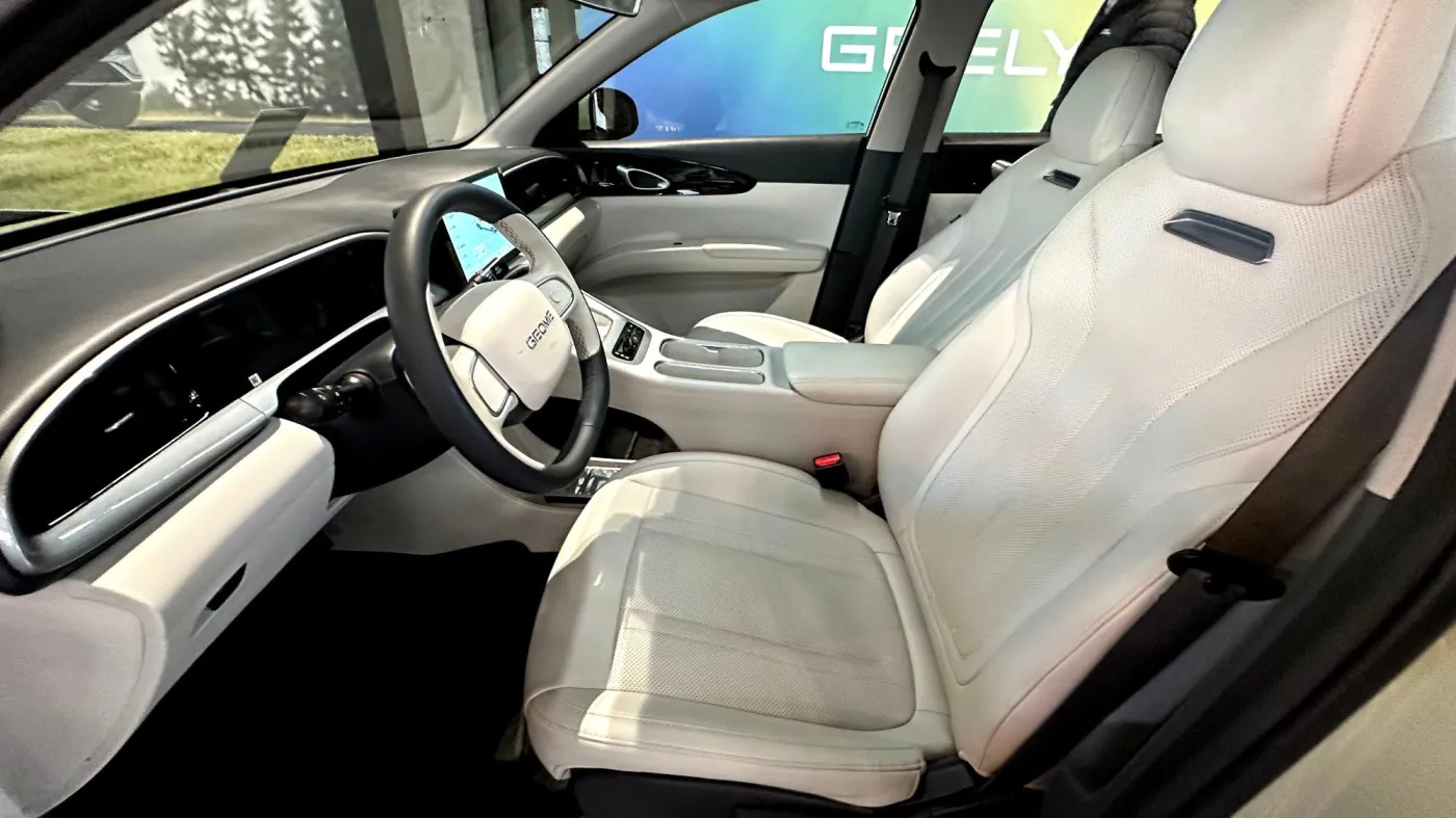 Chiński samochód elektryczny Geely E2 podczas prezentacji dla polskich dziennikarzy