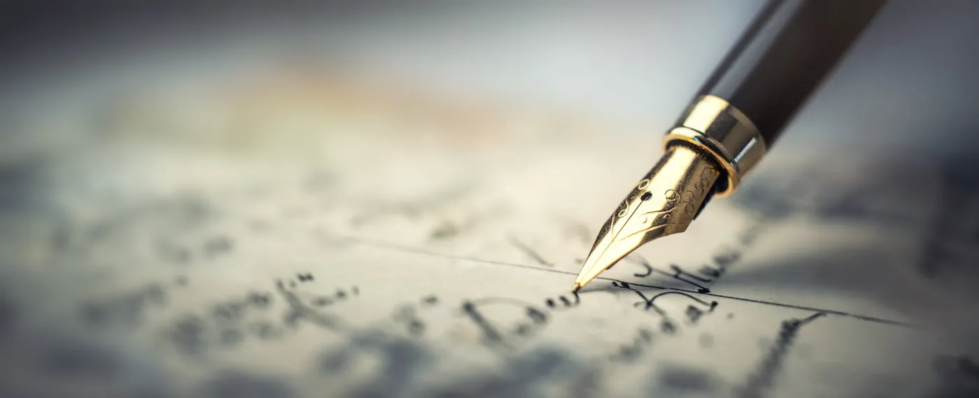 Old,Fountain,Pen,On,An,Handwritten,Letter.,Conceptual,Background,On