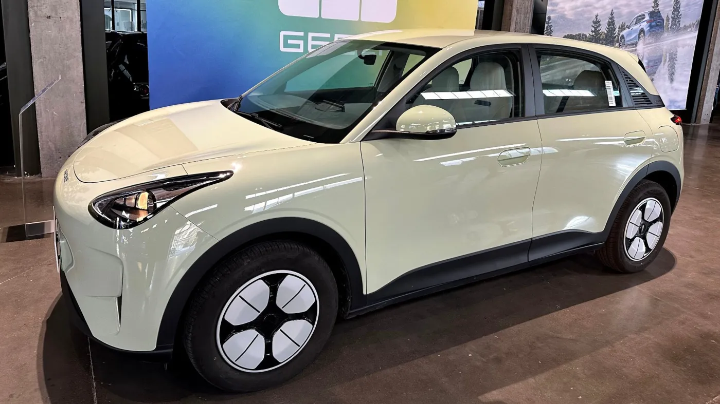 Chiński samochód elektryczny Geely E2 podczas prezentacji dla polskich dziennikarzy