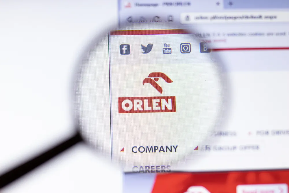 Logo PKN Orlen w przeglądarce internetowej, efekt lupy