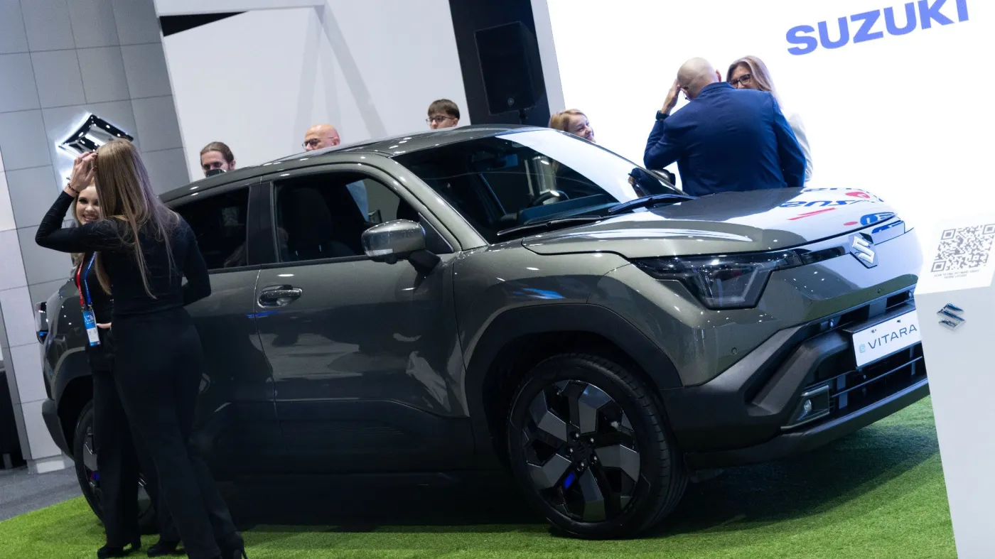 Nowy, oliwkowozielony elektryczny SUV Suzuki e-Vitara z czarnym dachem, ujęcie z przodu pod kątem premiera w Katowicach