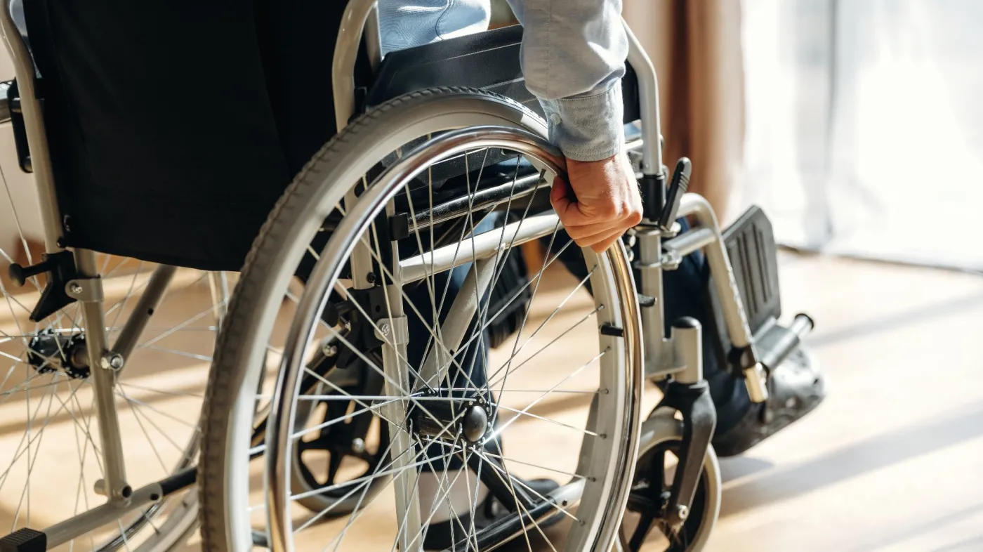 Person,Wearing,A,Gray,Long-sleeve,Shirt,Holds,The,Wheel,Of