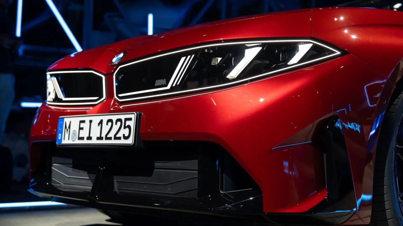 Przód nowego BMW serii 3 generacji G50 w sportowej wersji M350 z włączonymi reflektorami LED i charakterystycznym grillem podczas światowej premiery