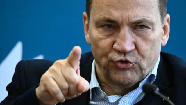 Sikorski ocenił sytuację na froncie w Ukrainie. Wskazał, na co liczy Putin