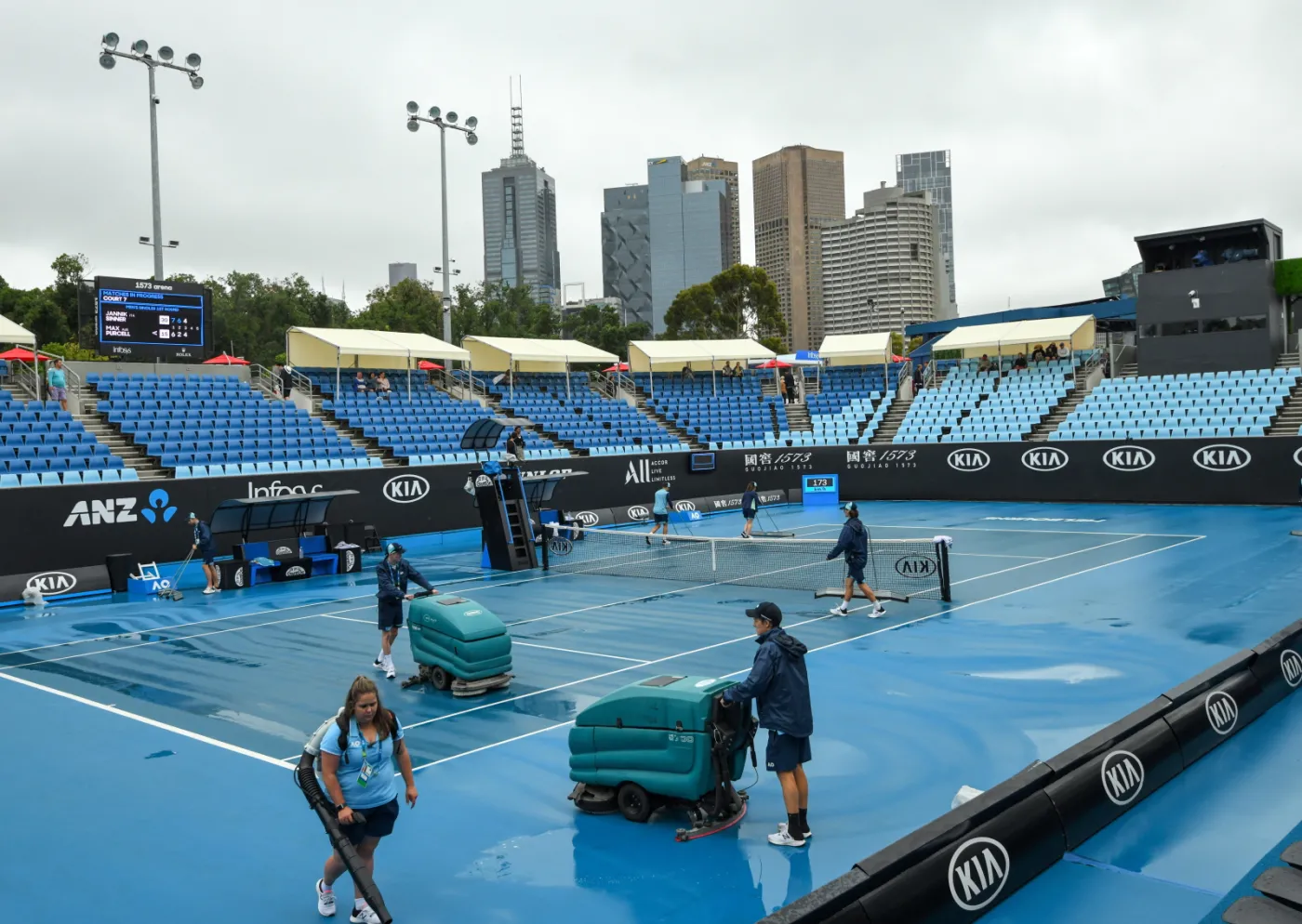 Australian Open: Magda Linette musi czekać. Deszcz nie pozwala jej wyjść na kort