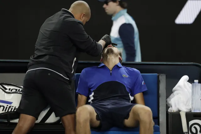 Australian Open: Miedwiediew uporał się z krwawiącym nosem i rywalem
