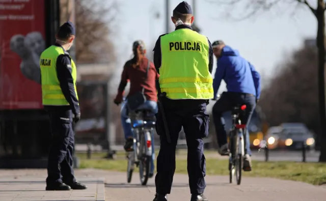 Mandat za bieganie, jazdę na rowerze czy spacer z psem? Jak się zachować? Wpis prawnika hitem