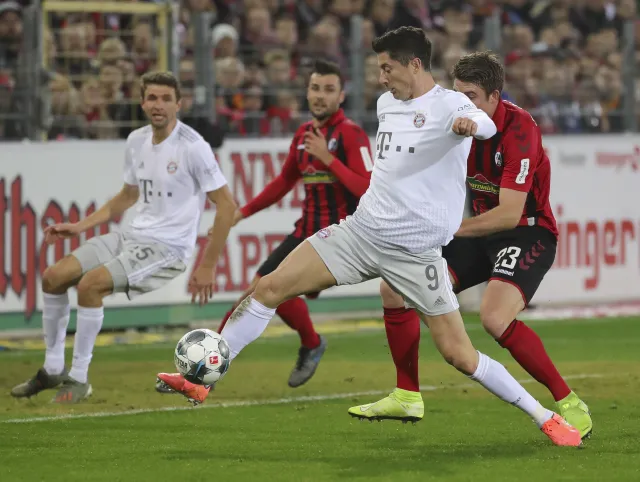 Liga niemiecka: Lewandowski z 19. golem. Bayern wymęczył trzy punkty [WIDEO]