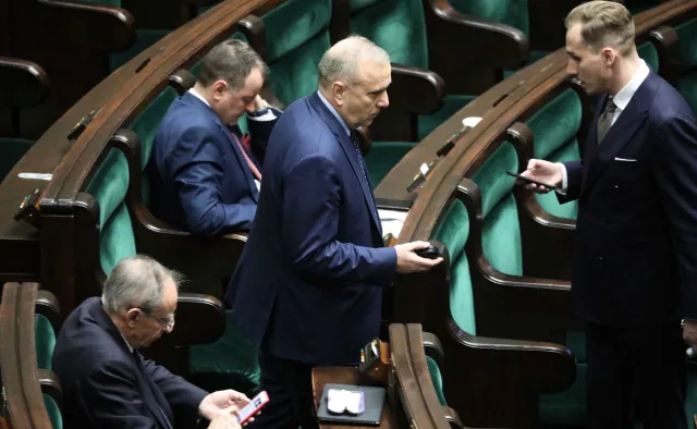Część posłów nie pojawiła się na kluczowym głosowaniu. Schetyna wini za to m.in. Budkę