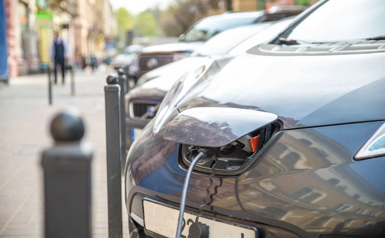 Kowalskiego nie stać na auto elektryczne. W 2025 r. takich pojazdów będzie w Polsce najwyżej 300 tys.