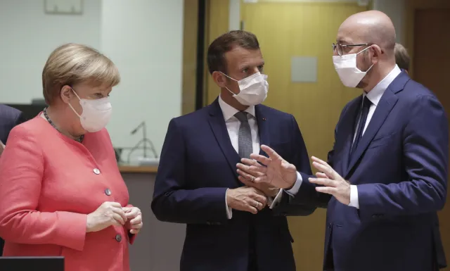 Szczyt UE: W przerwie szczytu spotkanie Merkel-Macron-Michel-von der Leyen