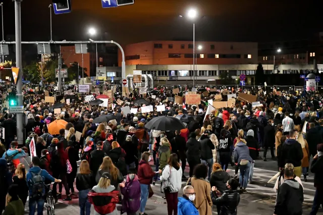 Większość Polaków popiera protesty po wyroku TK ws. aborcji [SONDAŻ]