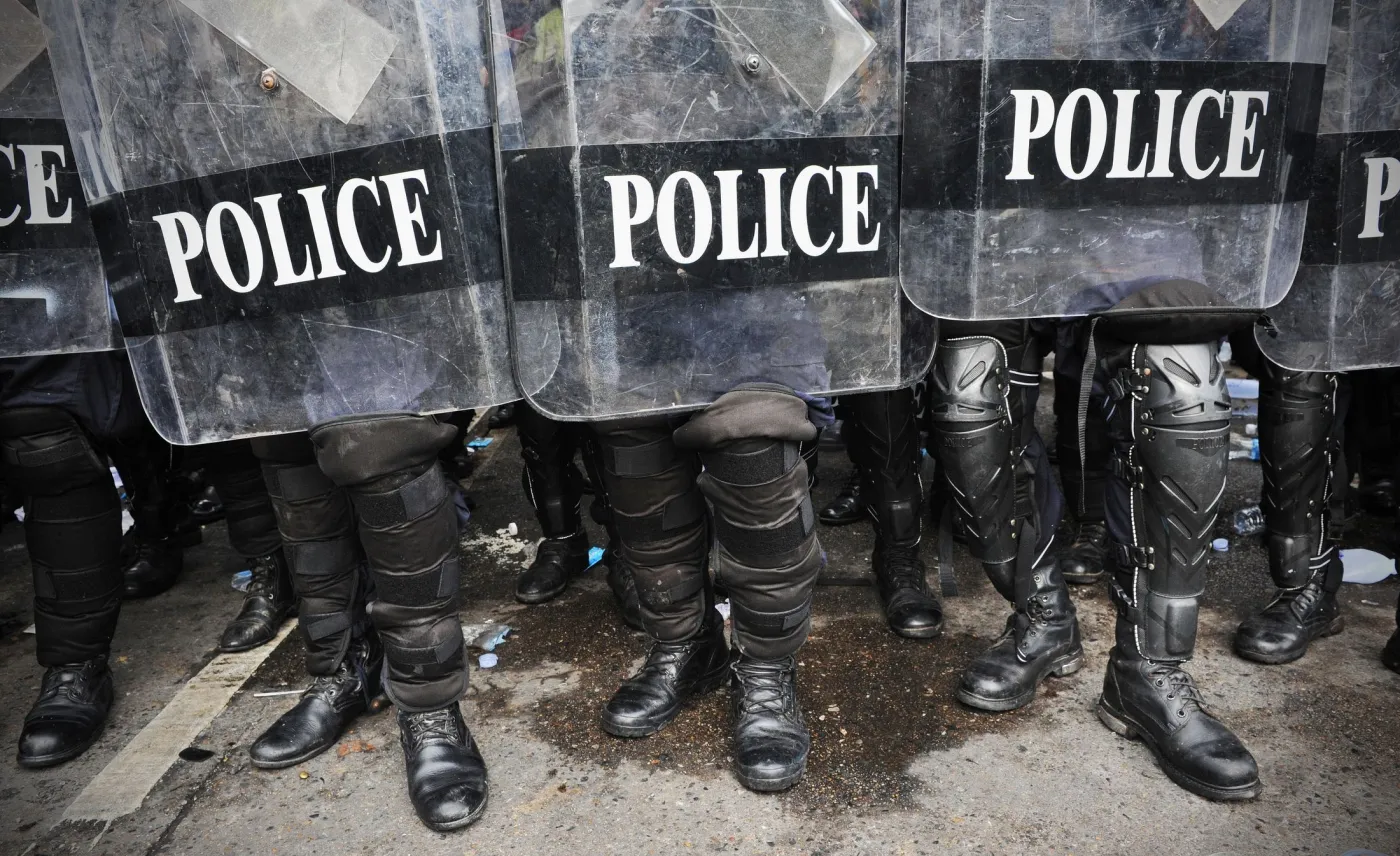 Policjanci z Teksasu oskarżeni o napaść z użyciem broni podczas tłumienia protestów