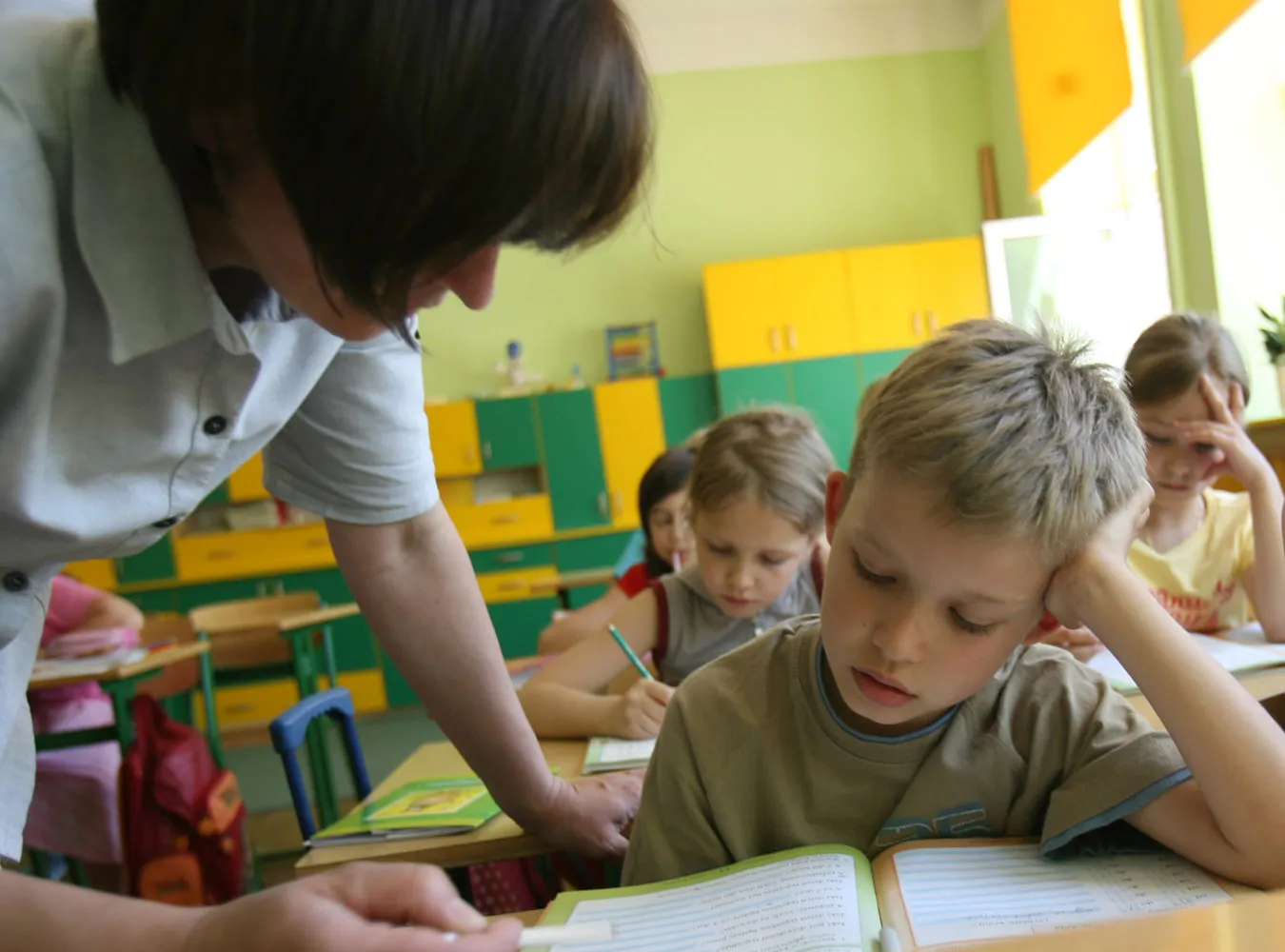 Napływ uchodźców wojennych z Ukrainy ograniczy presję płacową
