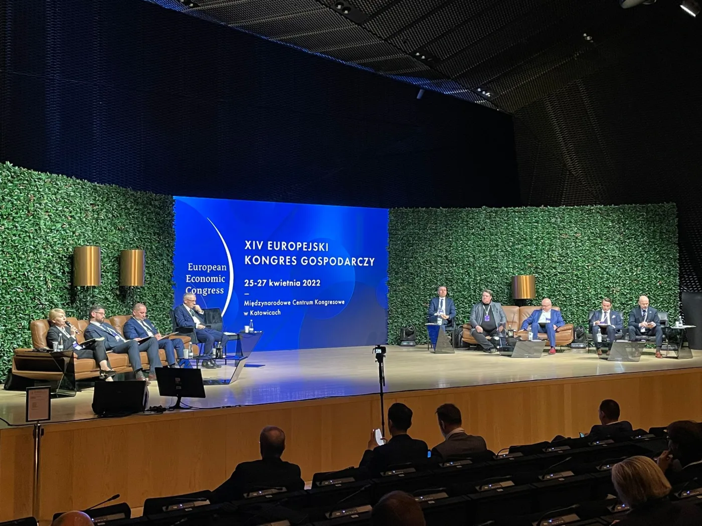 Barbara Adamska, prezes Polskiego Stowarzyszenia Magazynowania Energii, Zbisław Lasek, prezes Minutor Energia, Piotr Apollo, prezes TAURON Nowe Technologie, Bartłomiej Kras, prezes Impact Clean Power Technology, Wojciech Drożdż, wiceprezes innowacji i logistyki ENEA Operator, prof. Janusz Kotowicz, protektor ds. współpracy z otoczeniem społeczno-gospodarczym Politechniki Śląskiej, Grzegorz Nowaczewski, prezes Virtual Power Plant, Paweł Strzałkowski, senior account representative w Huawei Polska