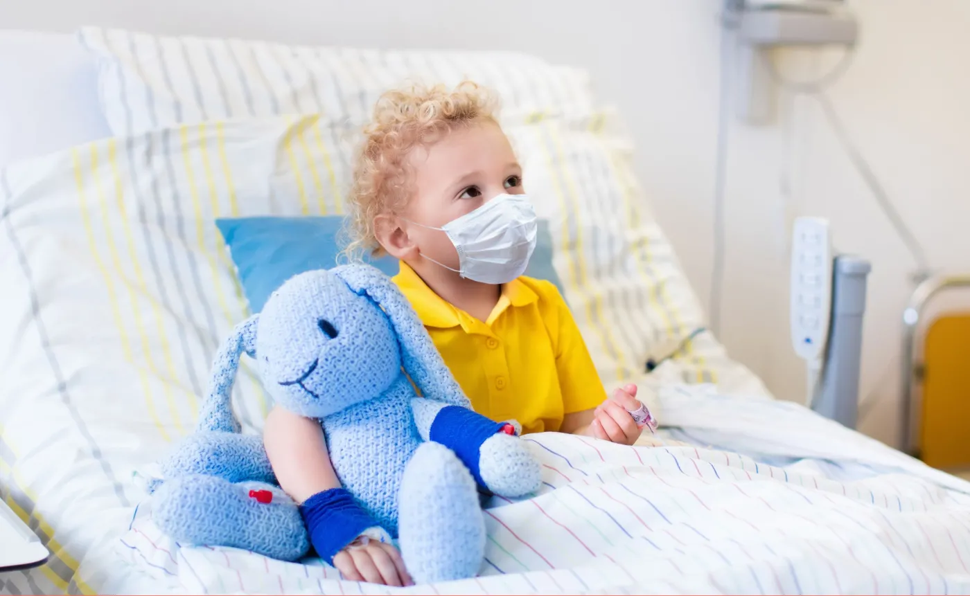 Oddziały pediatryczne są obłożone. Powód? Kumulacja zachorowań na COVID-19, grypę i RSV