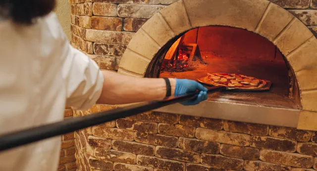 Przypalone brzegi pizzy są szkodliwe dla zdrowia? [BADANIE]