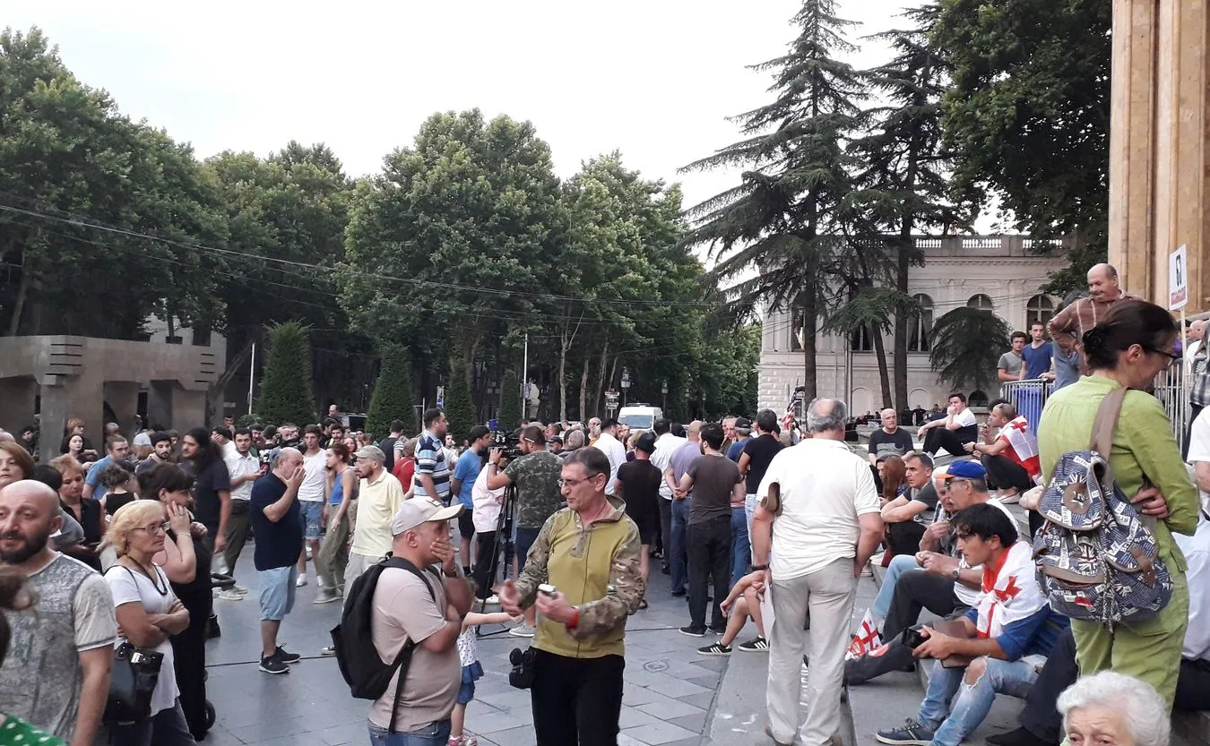 Gruzja: tłumy na ulicach Tbilisi. Protestujący domagają się dymisji rządu