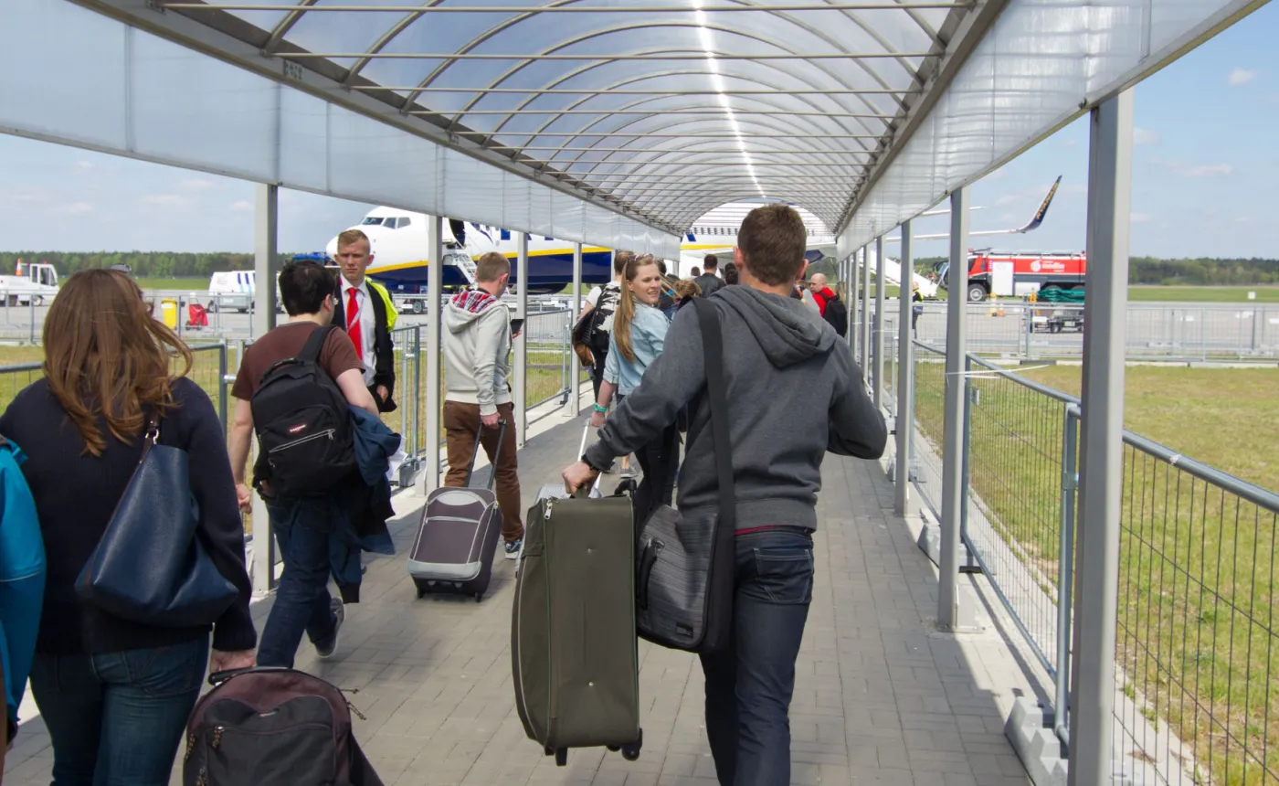 Pasażerowie wracają na lotnisko w Modlinie. W czerwcu było ich ponad 230 proc. więcej niż w maju
