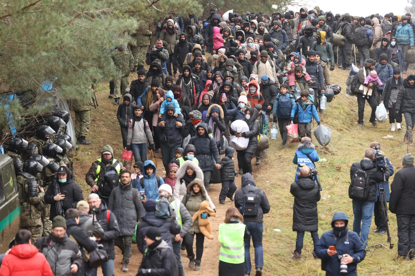 Białoruskie media: migranci z przejścia granicznego przemieszczają się do wydzielonego ośrodka