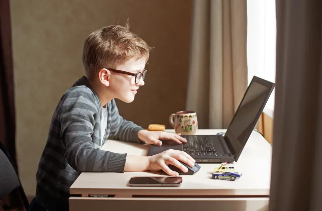 Laptopy dla czwartoklasistów. Ministerstwo Cyfryzacji: Rozstrzygnięto wszystkie przetargi