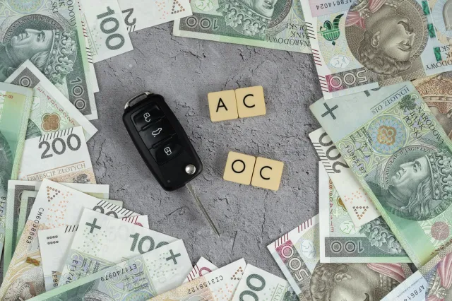 ZUS zwraca pieniądze za OC i AC. Masz rok na złożenie wniosku. Kto się kwalifikuje?