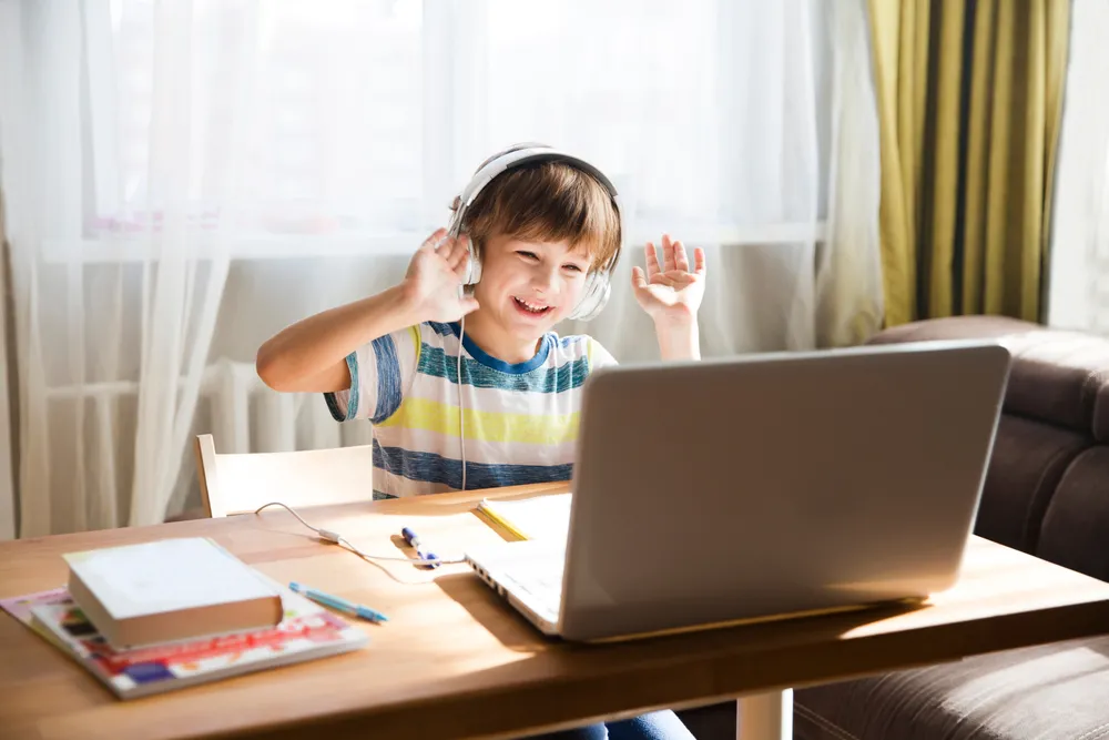 Laptopy dla szkół. Dlaczego 4900 palcówek nie otrzymało jeszcze sprzętu?