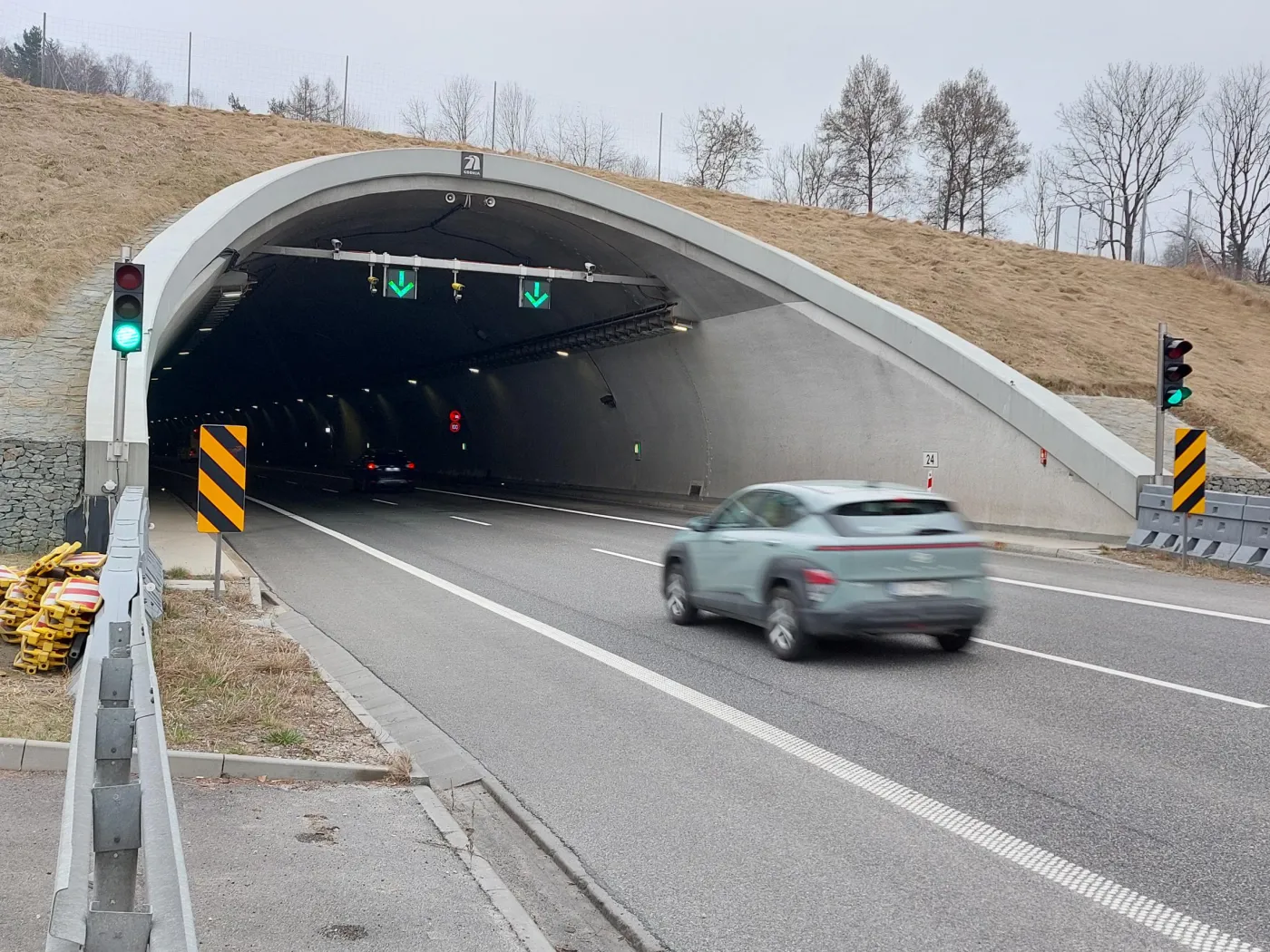 Wzmożony ruch w tunel na zakopiance. W pierwsze dwa tygodnie ferii przejechało prawie 400 tys. pojazdów